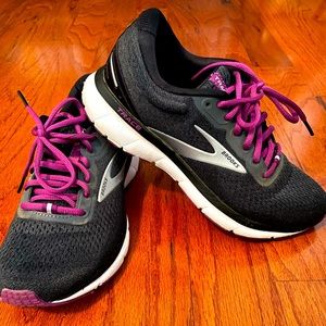 Brooks trace size 8 medium.